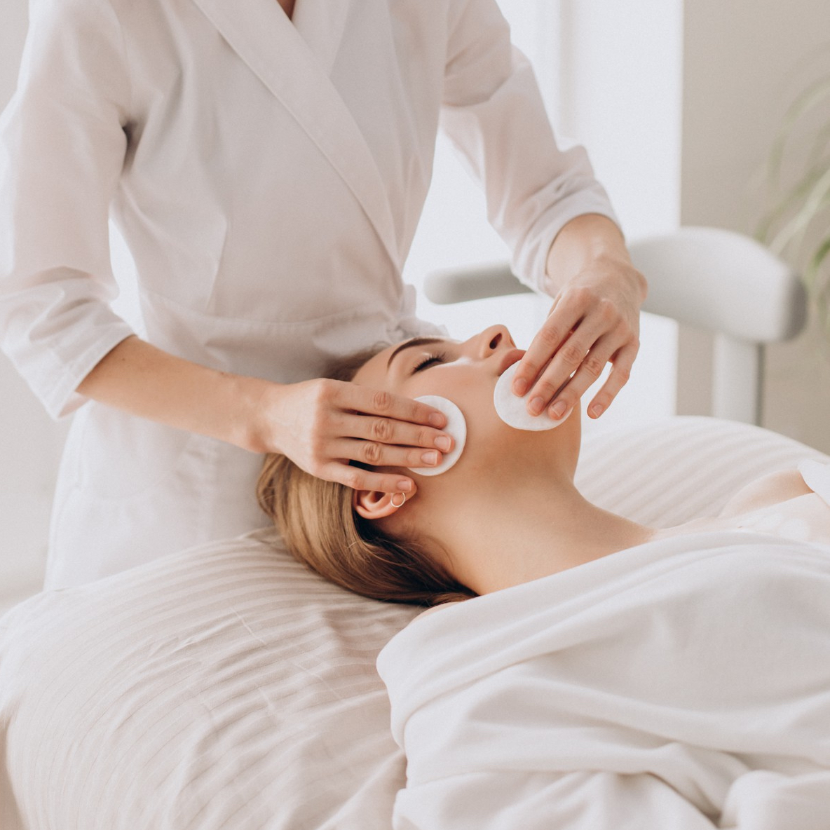 Erfrischende Gesichtsbehandlungen, perfekt für die Sommerzeit