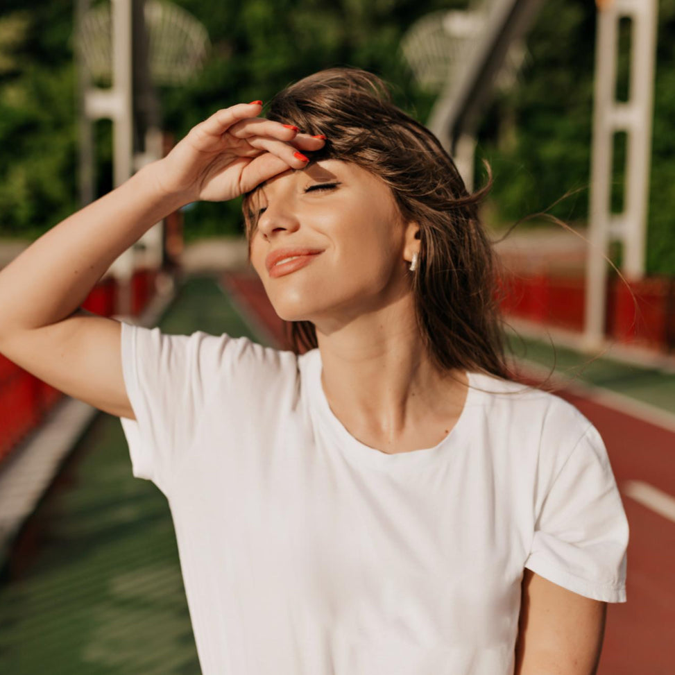 Wie frische ich meinen Sonnenschutz trotz Make-up auf?