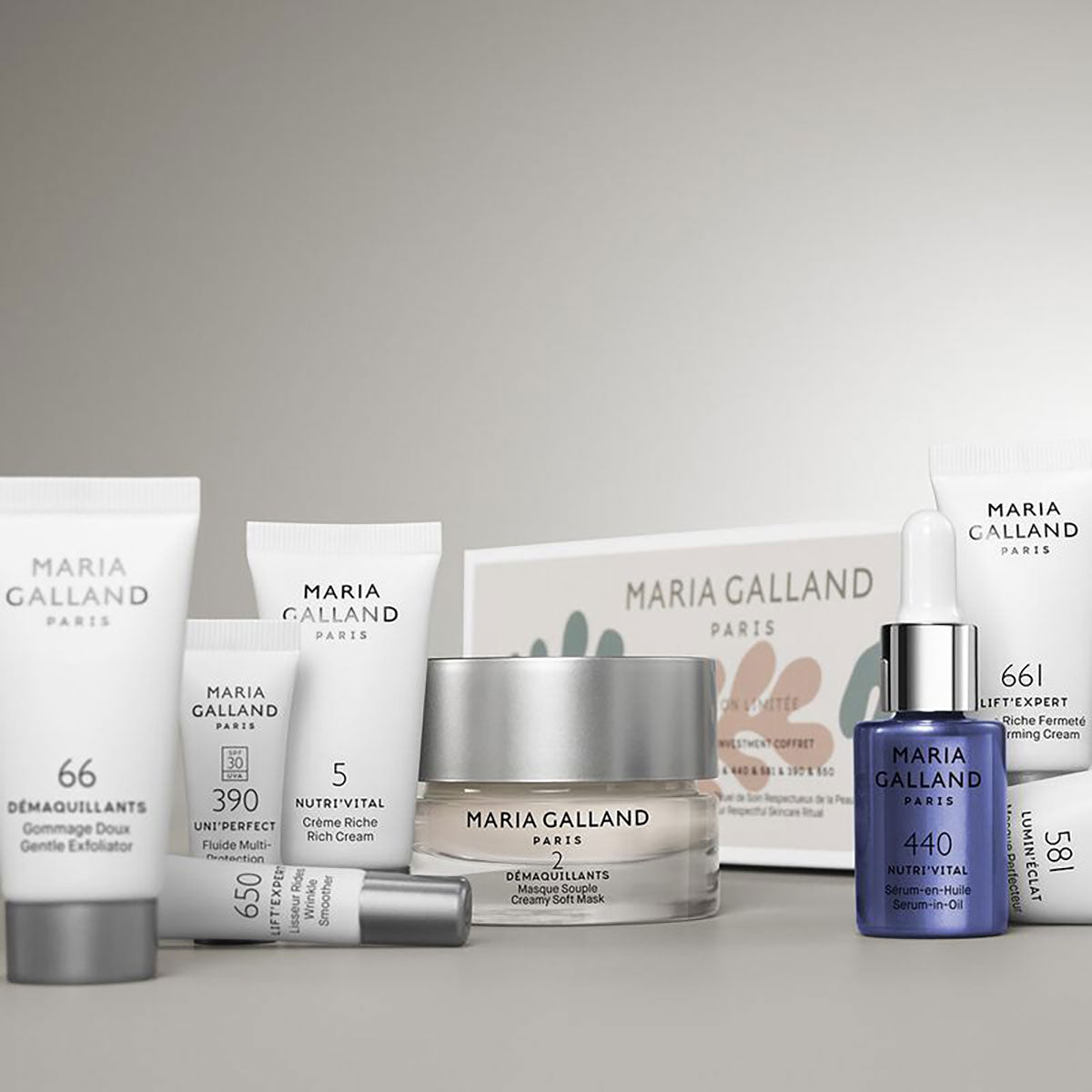 Ikonisches Hautpflege-Set Skinvestment / 2 + 5 + 66 + 661 + 440 + 581 + 650 + 390 von Maria Galland